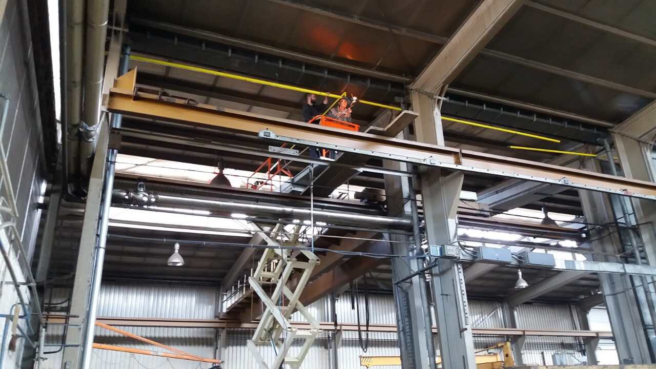 Industrijska linija sa cevnim instalacijama i konstrukcijom