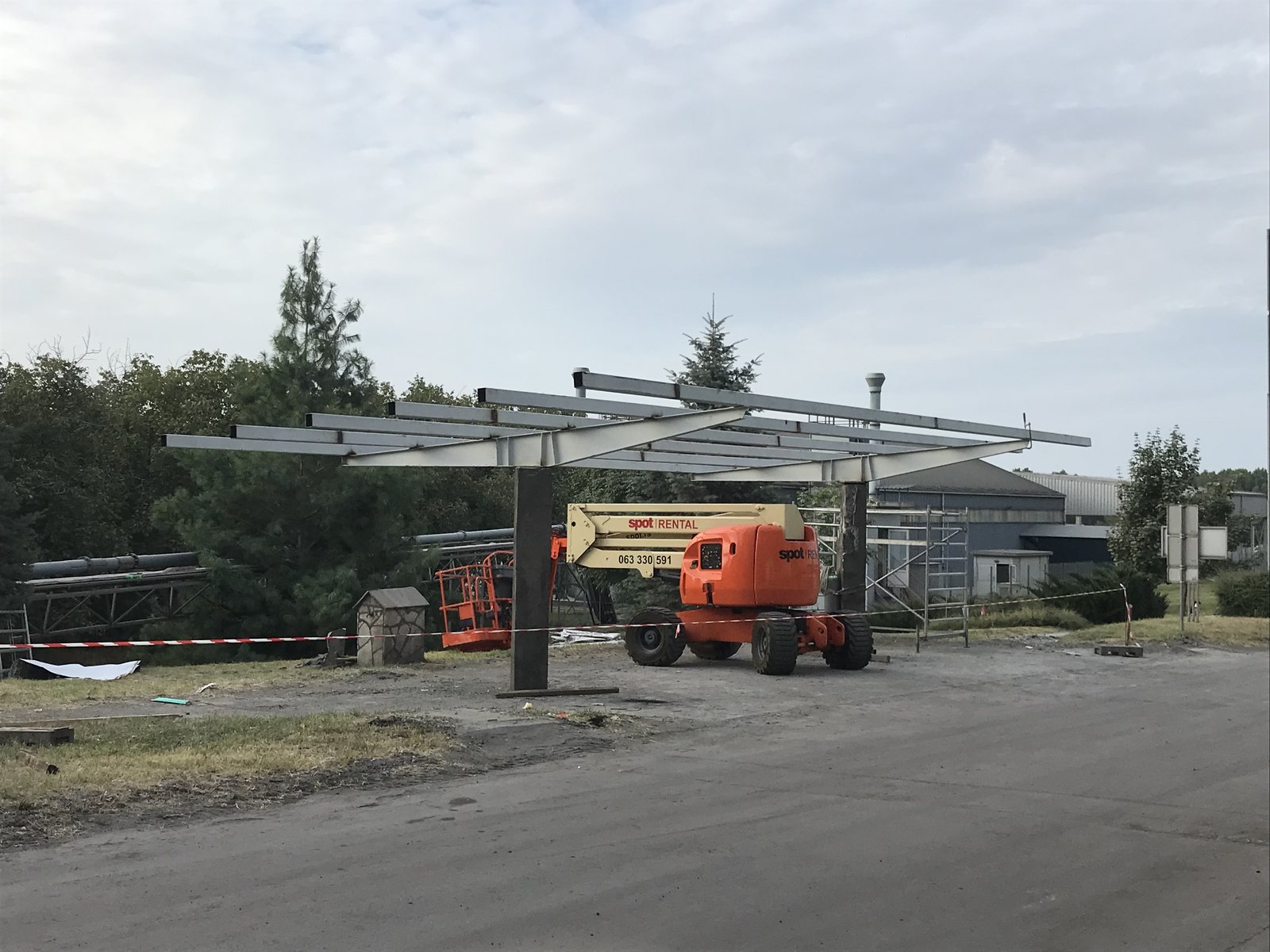 Montaža čelične konstrukcije na industrijskom objektu