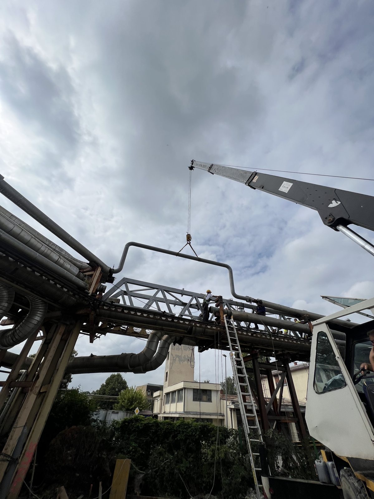 Montaža industrijskog cevovoda uz pomoć dizalice