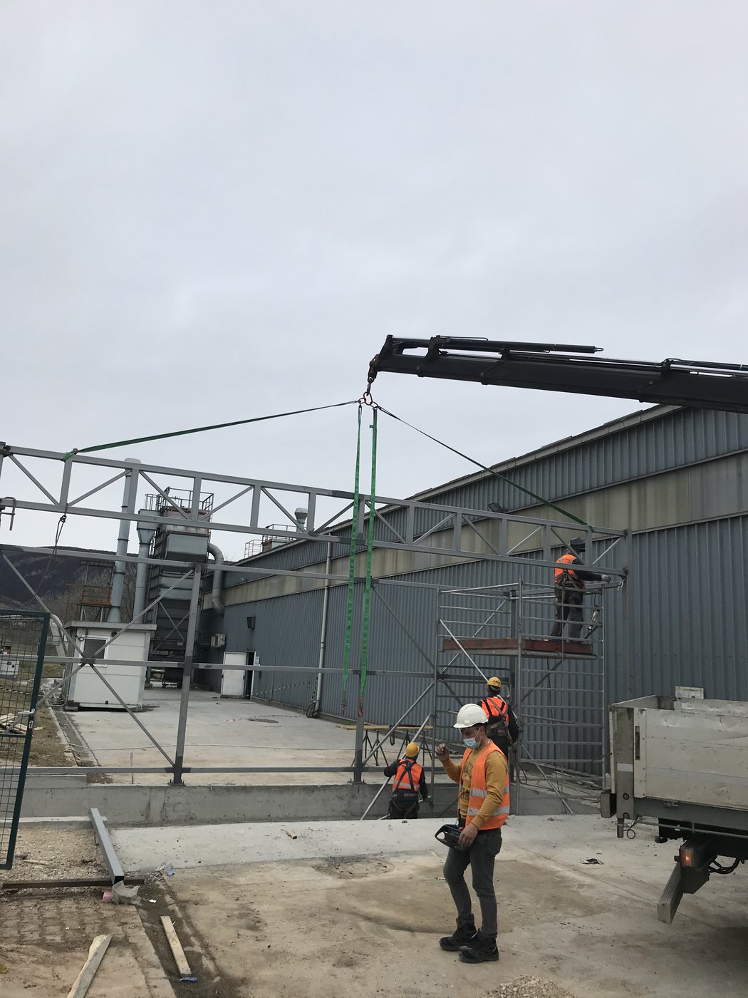 Montaža industrijske instalacije uz dizalicu