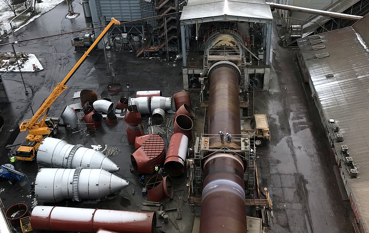 Industrijski kompleks sa cevovodom i montažnim radovima