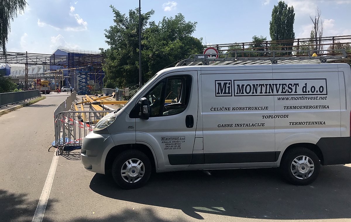 Montinvest servisno vozilo ispred industrijskog objekta