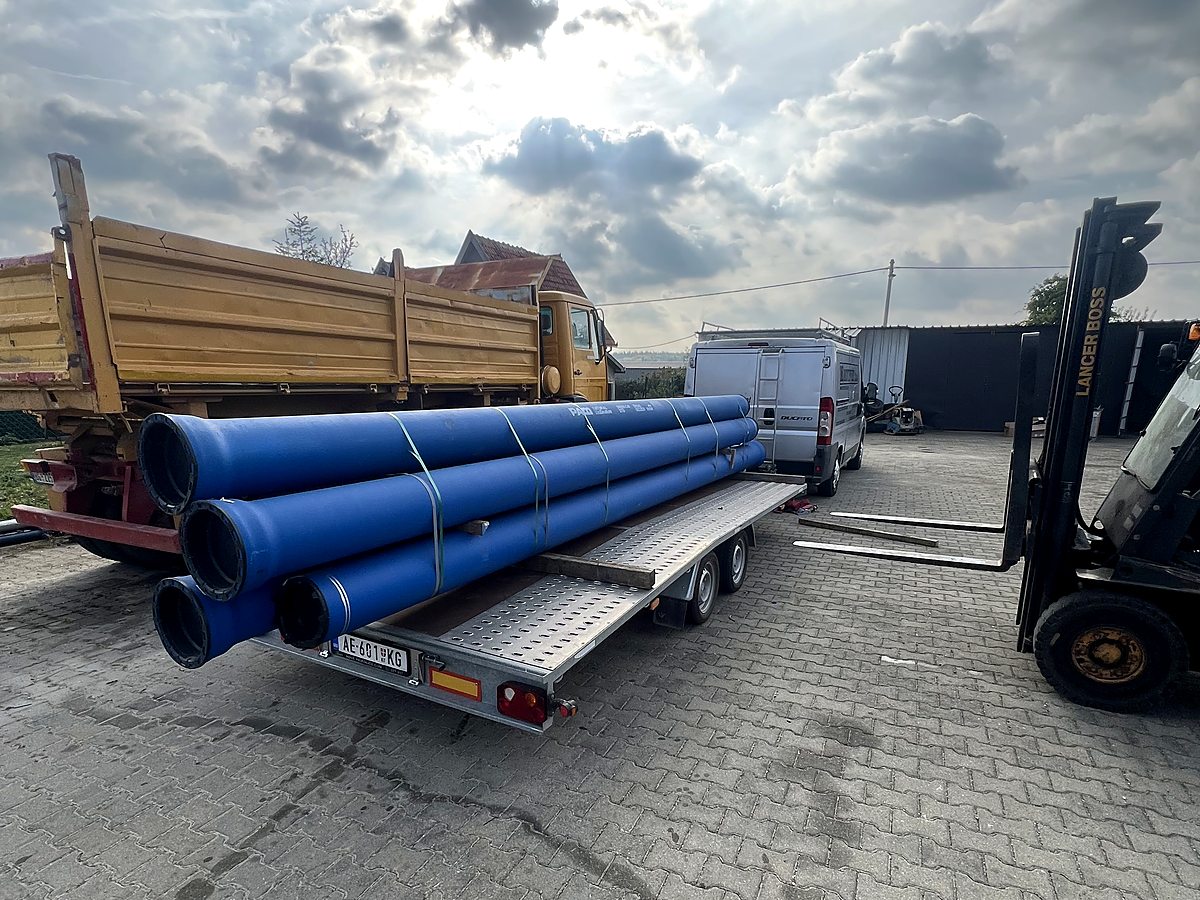 Transport plavih industrijskih cevi za montažu
